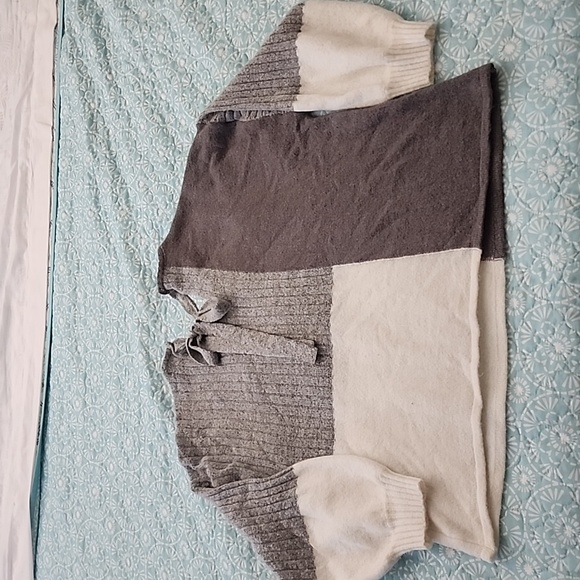 Block colored grey and white sweater - Picture 3 of 5
